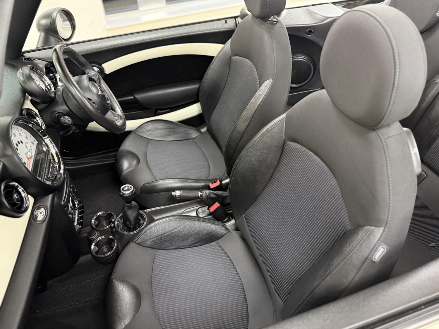 Used MINI Convertible 2011 for sale - 76801884: Photo 11