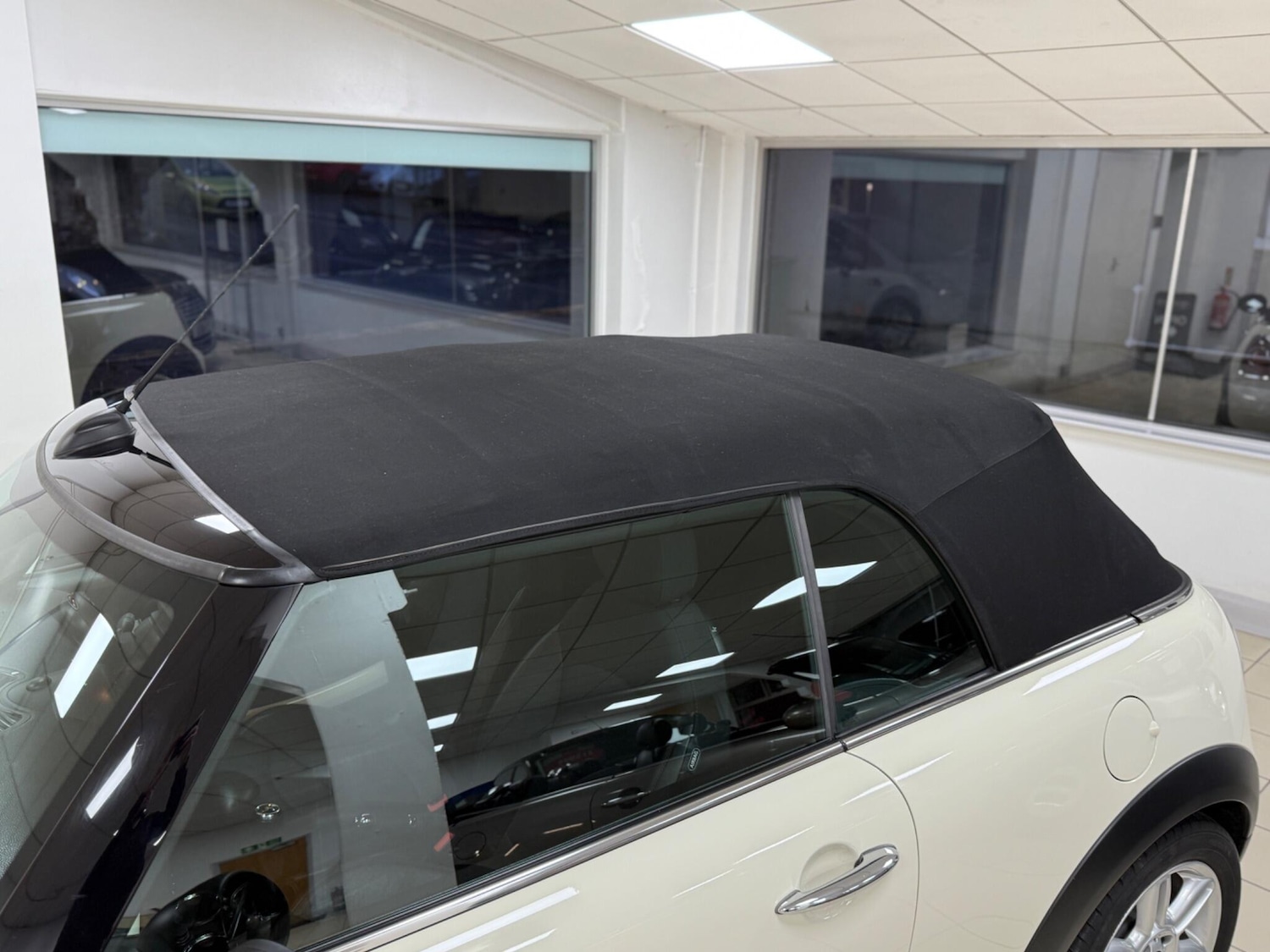 Used MINI Convertible 2011 for sale - 76801884: Photo 13