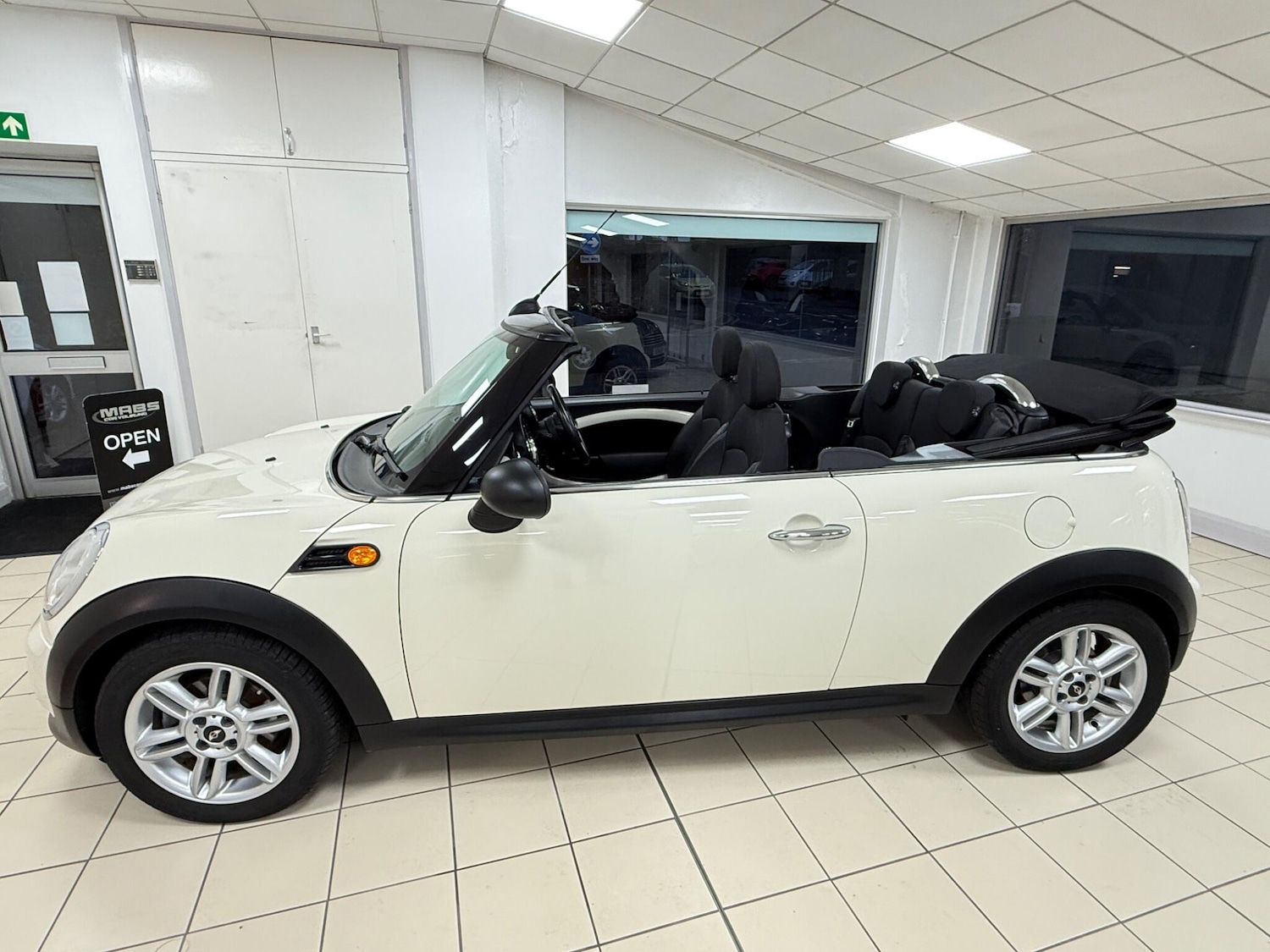 Used MINI Convertible 2011 for sale - 76801884: Photo 4