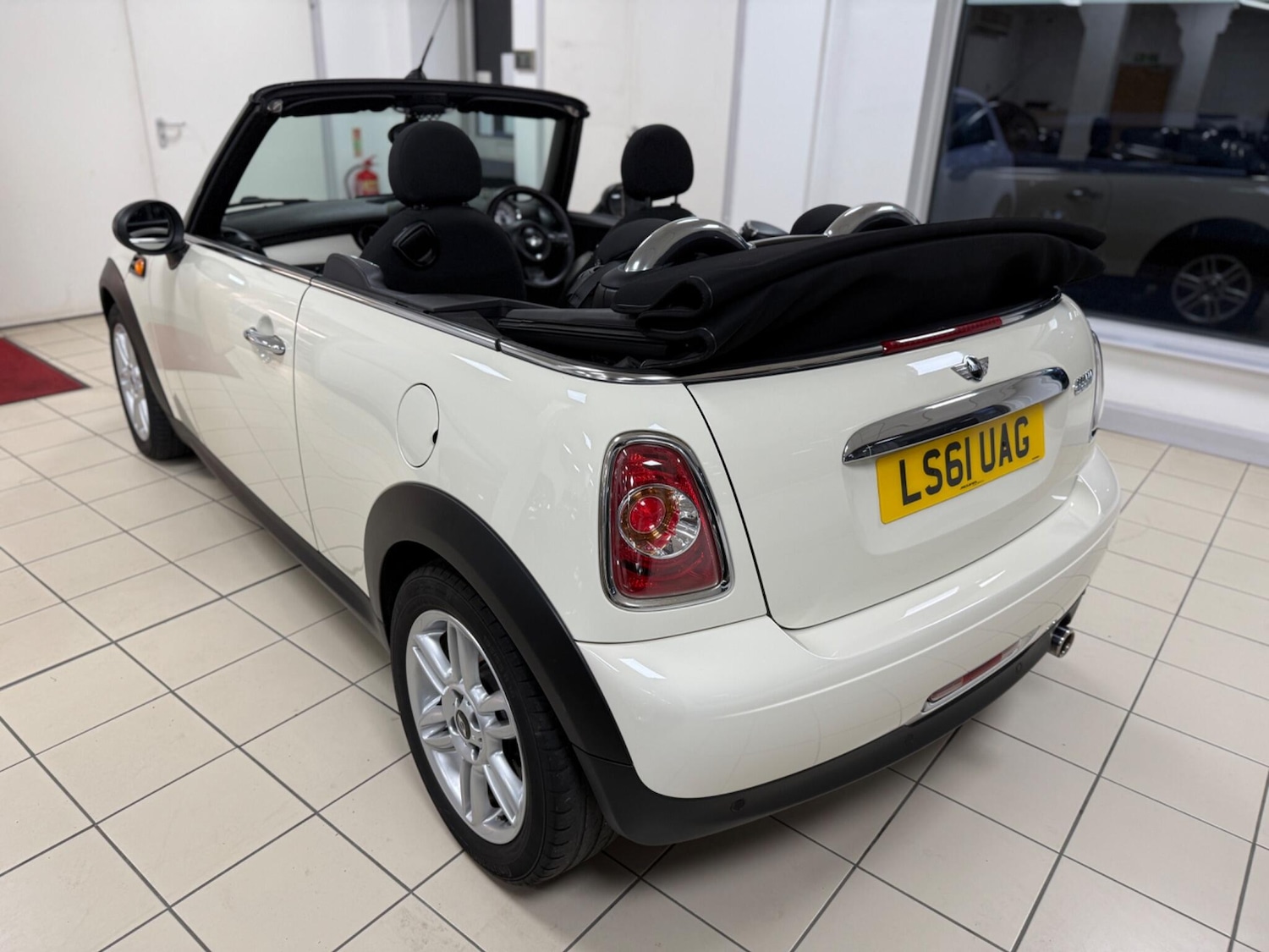 Used MINI Convertible 2011 for sale - 76801884: Photo 5