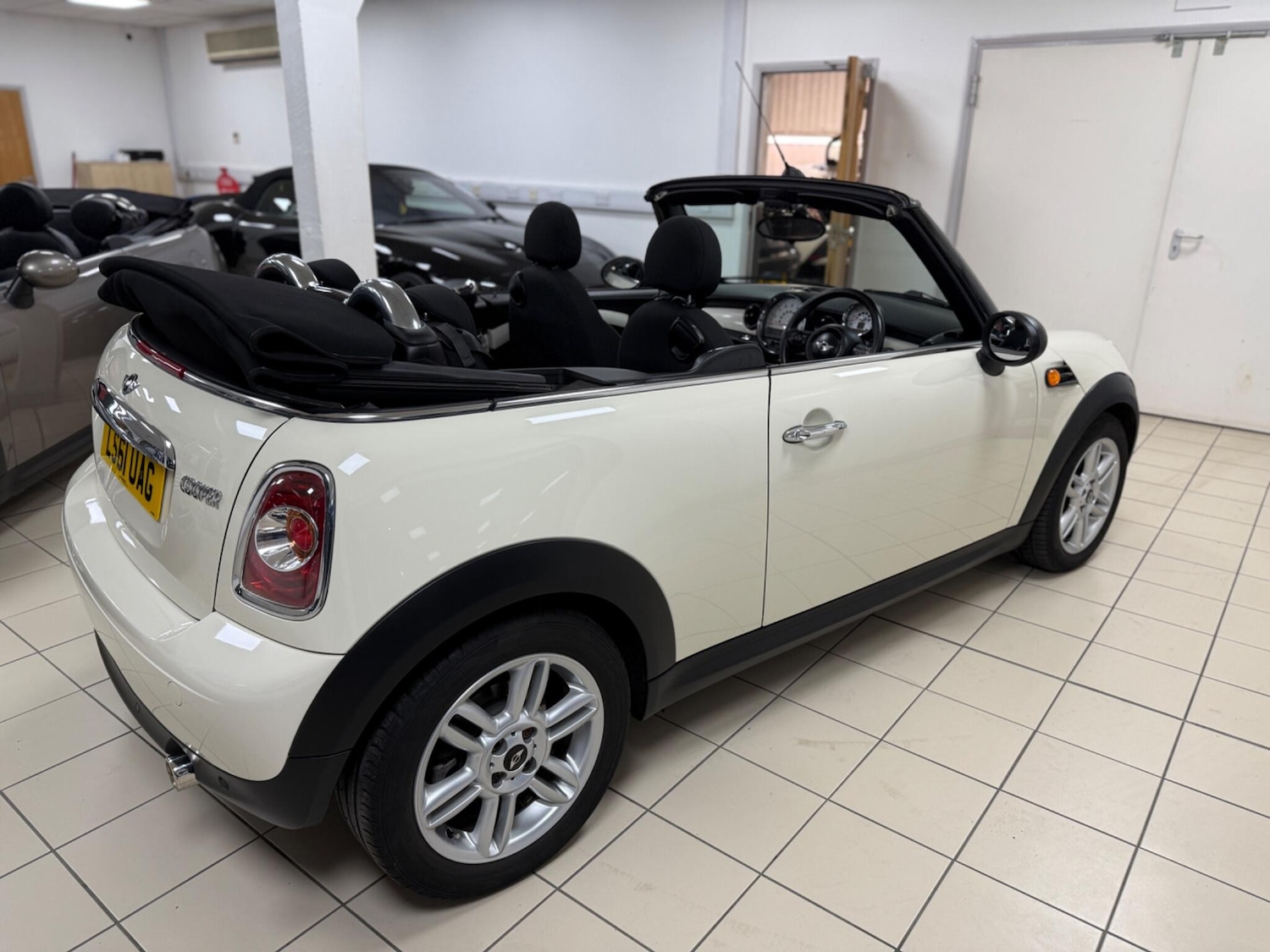 Used MINI Convertible 2011 for sale - 76801884: Photo 7