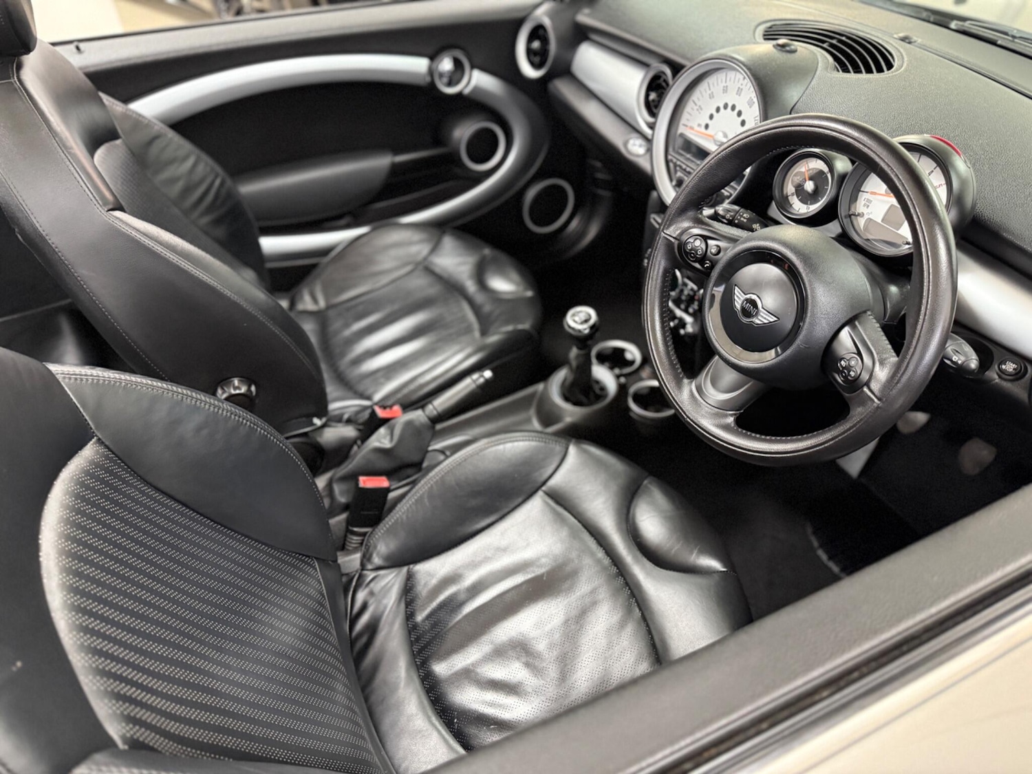 Used MINI Convertible 2011 for sale - 76592294: Photo 11