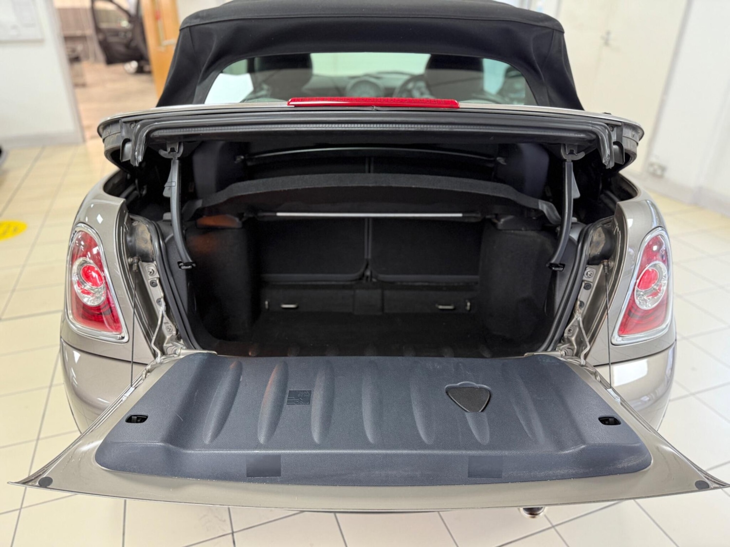 Used MINI Convertible 2011 for sale - 76592294: Photo 26