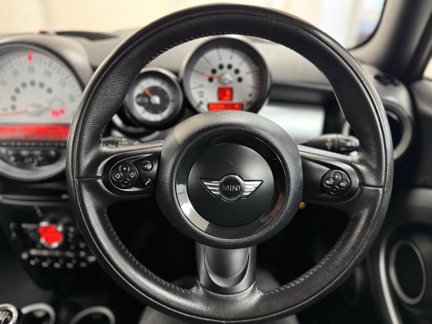 Used MINI Convertible 2011 for sale - 76592294: Photo 27