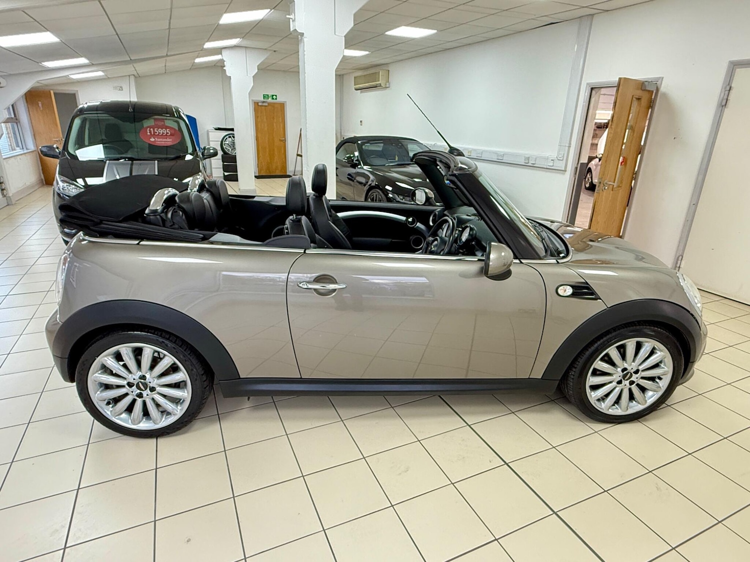 Used MINI Convertible 2011 for sale - 76592294: Photo 8