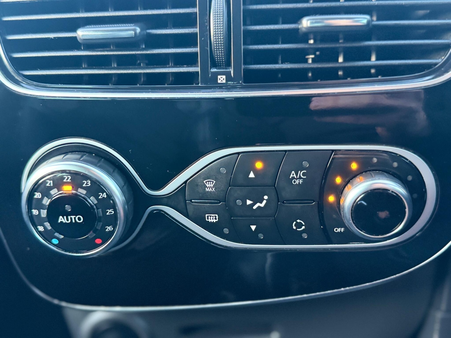 Used Renault Clio 2018 for sale - 77839867: Photo 24