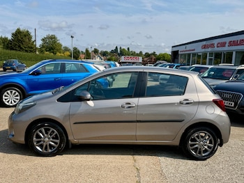 Used Toyota Yaris 2015 for sale - 79540112: Photo