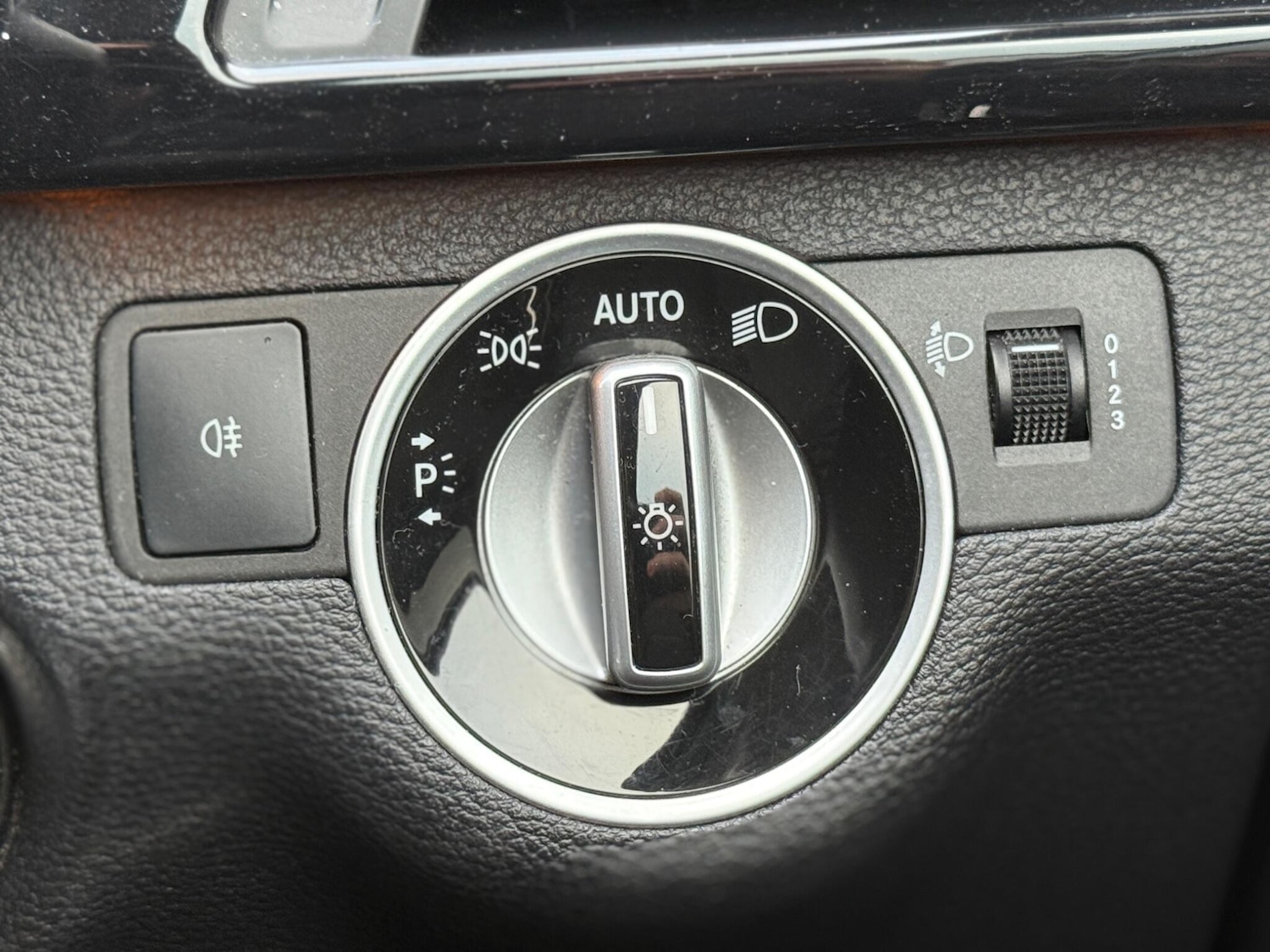 Used Mercedes-Benz E Class 2012 for sale - 76913187: Photo 31