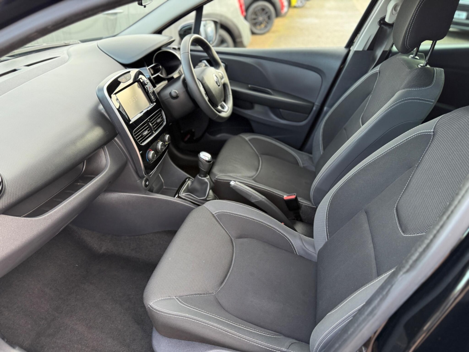 Used Renault Clio 2018 for sale - 77028938: Photo 11