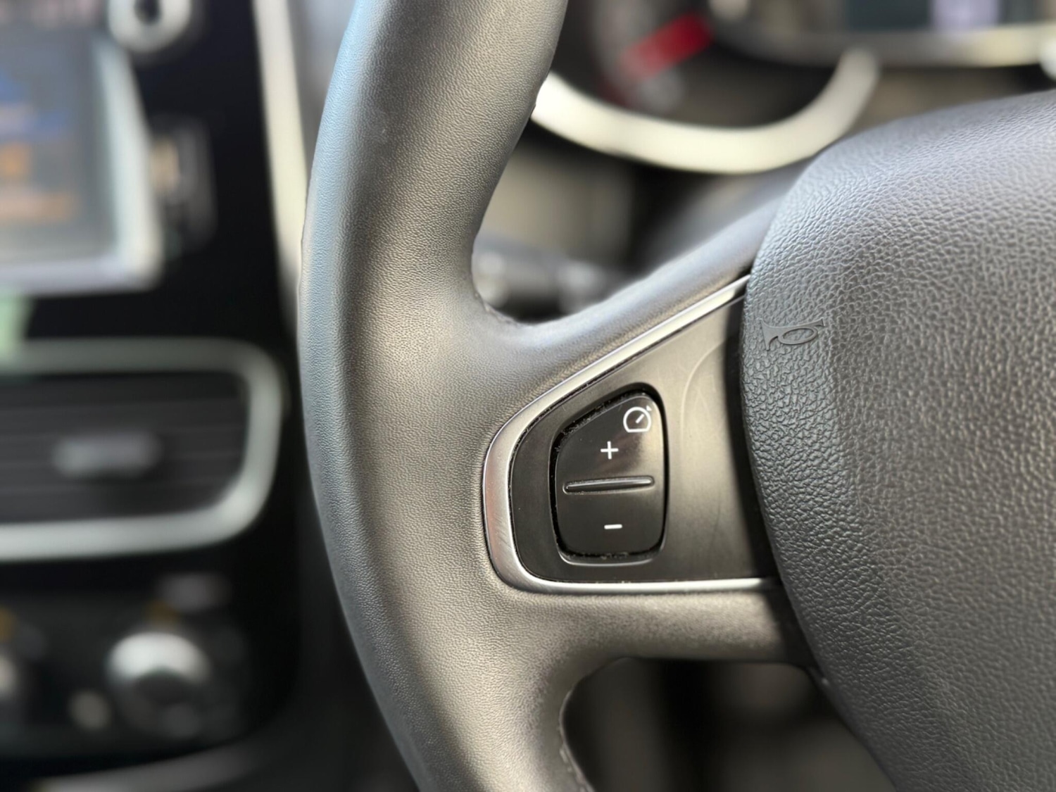 Used Renault Clio 2018 for sale - 77028938: Photo 24