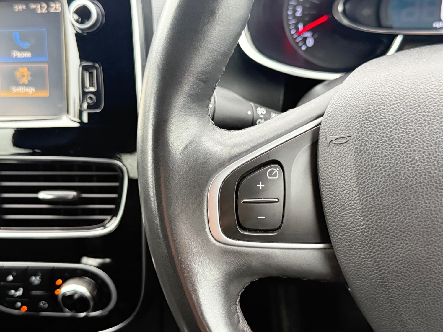 Used Renault Clio 2016 for sale - 76592549: Photo 24