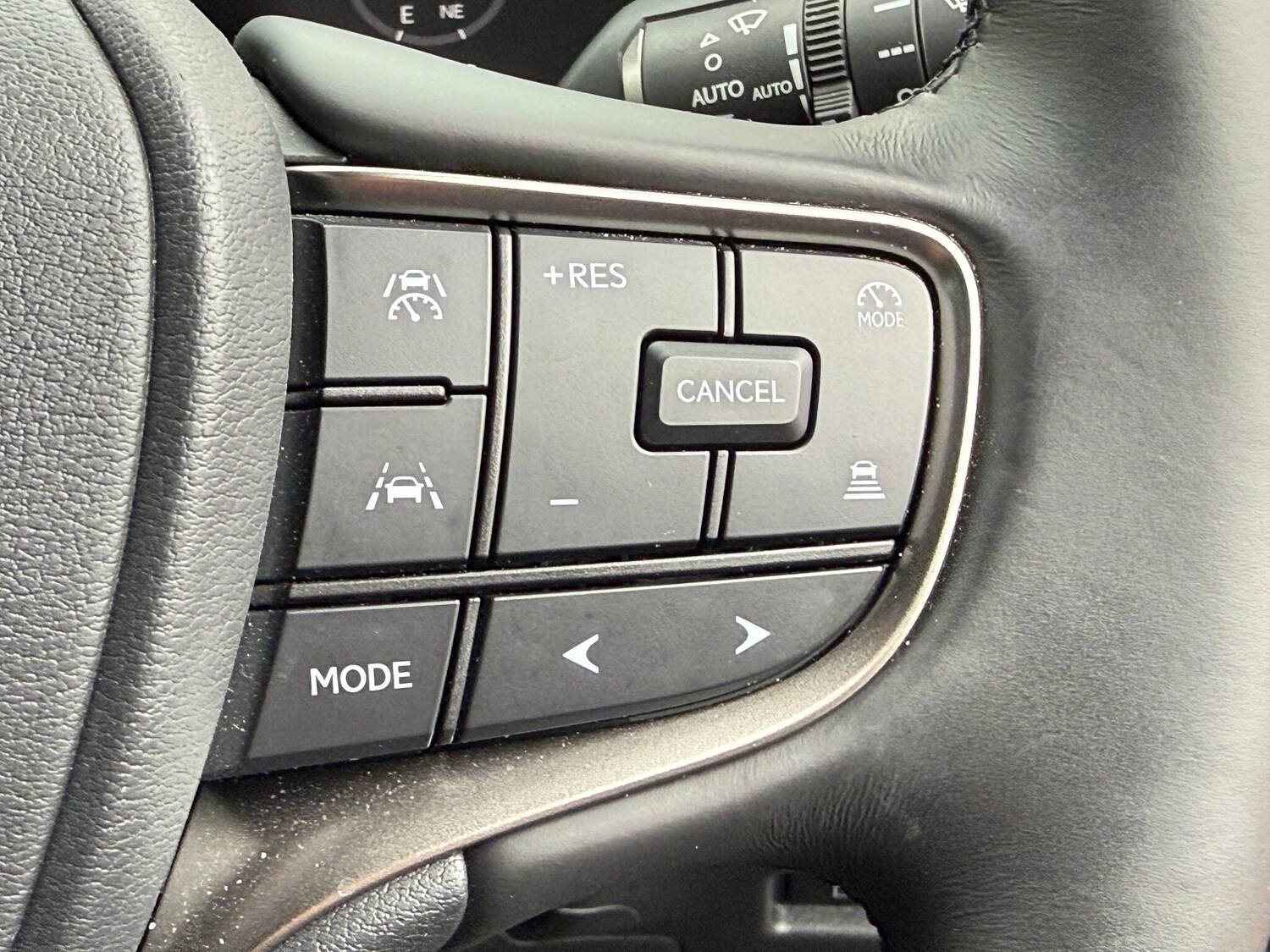 Used Lexus UX 2025 for sale - 76573630: Photo 41