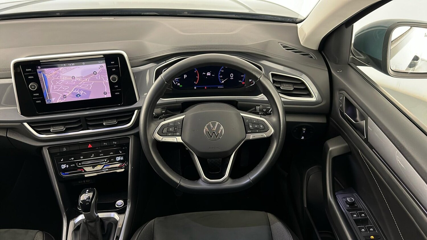 Used Volkswagen T-Roc 2023 for sale - 77346897: Photo 11