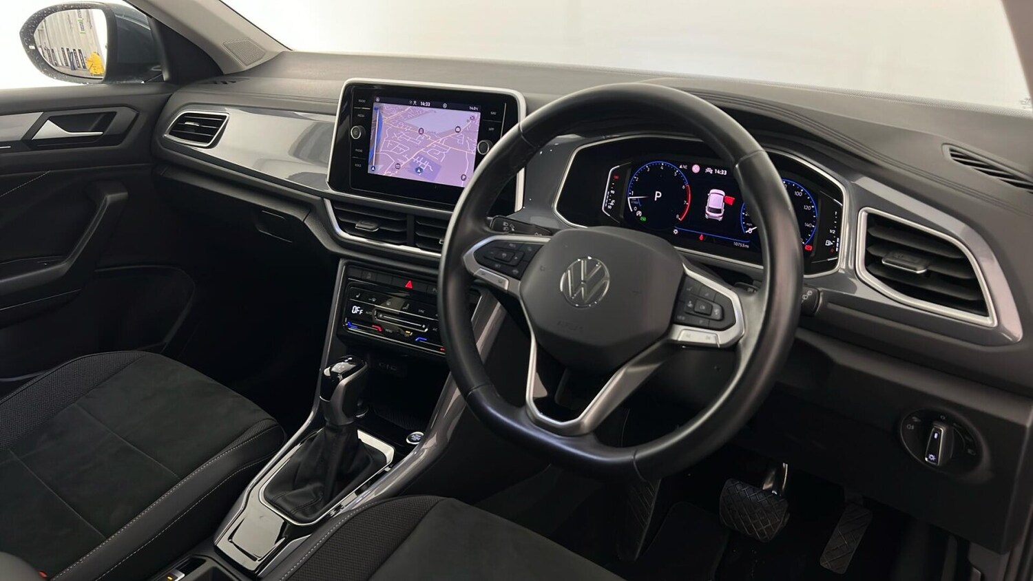 Used Volkswagen T-Roc 2023 for sale - 77346897: Photo 15