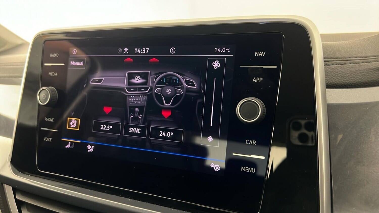 Used Volkswagen T-Roc 2023 for sale - 77346897: Photo 21