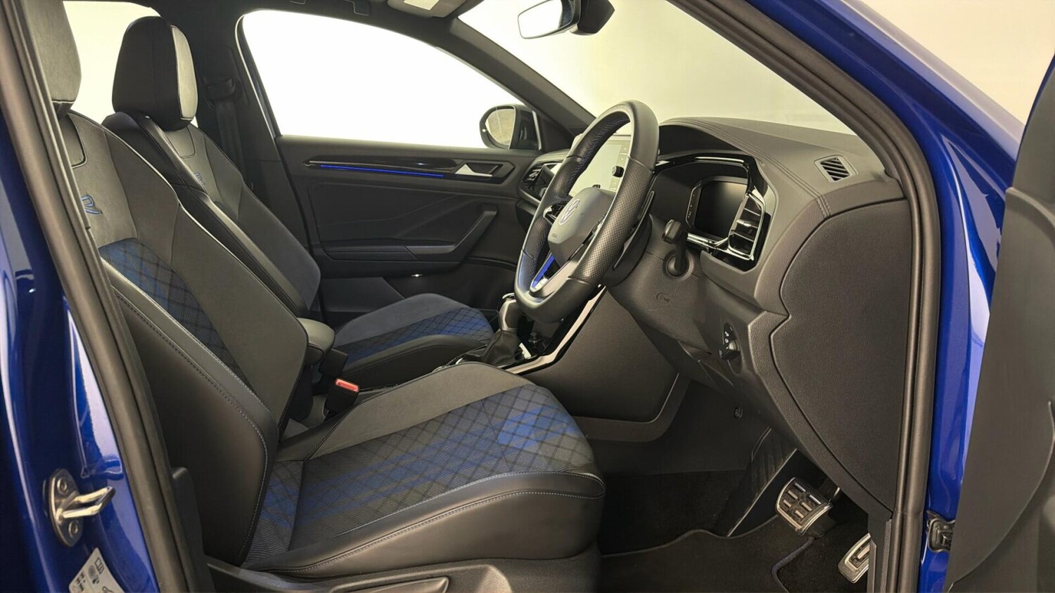 Used Volkswagen T-Roc 2025 for sale - 77660352: Photo 16