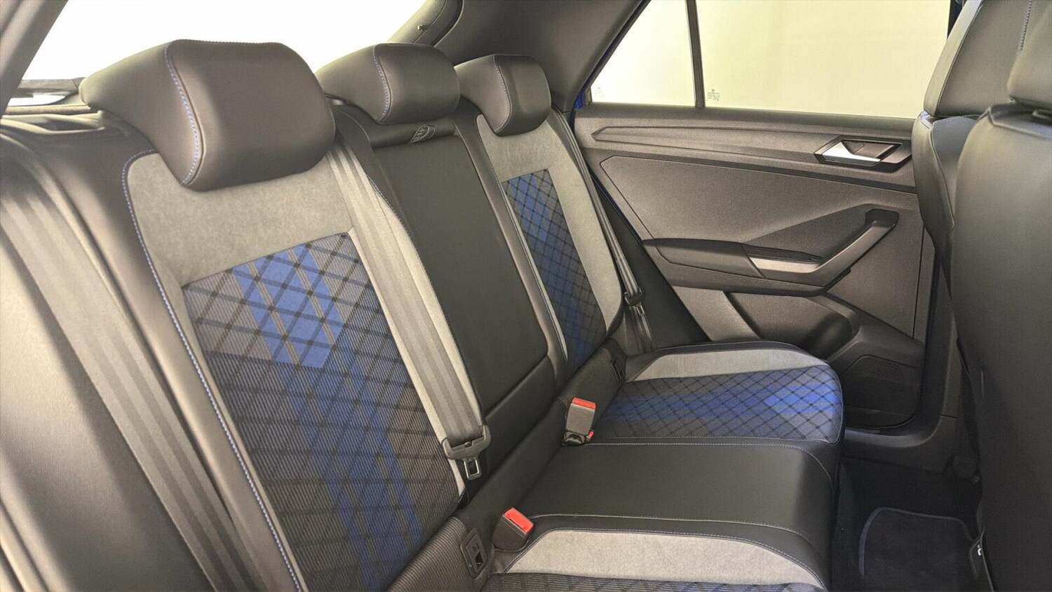 Used Volkswagen T-Roc 2025 for sale - 77660352: Photo 35