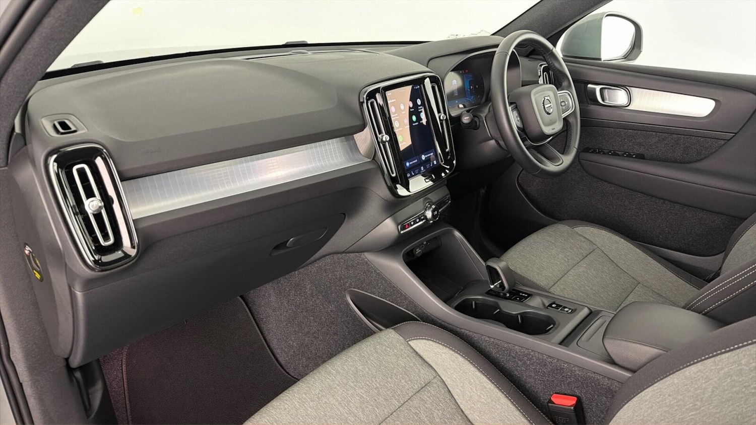 Used Volvo XC40 2024 for sale - 77959965: Photo 2