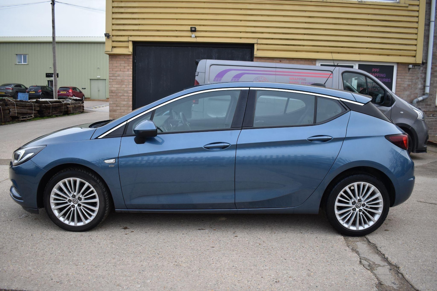 Used Vauxhall Astra 2016 for sale - 77659990: Photo 2