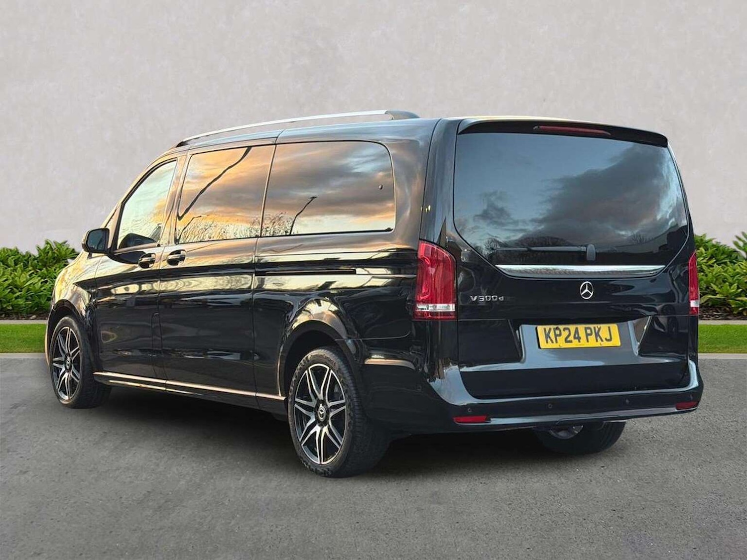 Used Mercedes-Benz V-Class 2024 for sale - 77572917: Photo 2