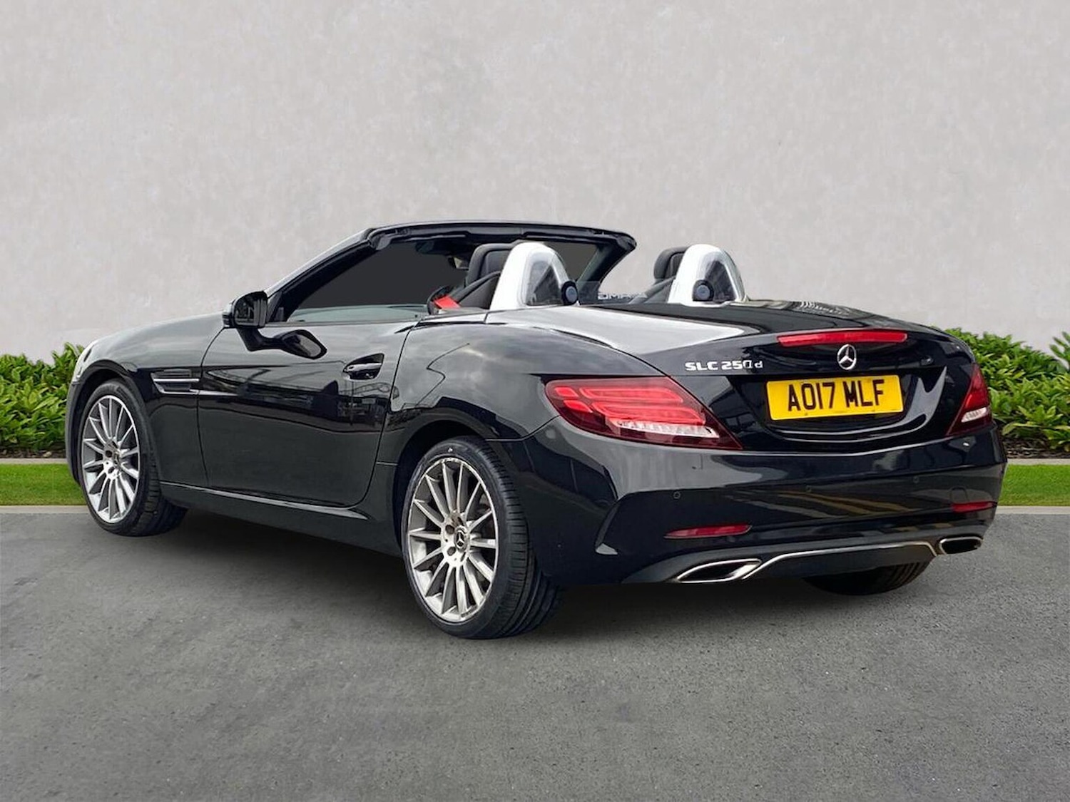 Used Mercedes-Benz SLC 2017 for sale - 76305389: Photo 2