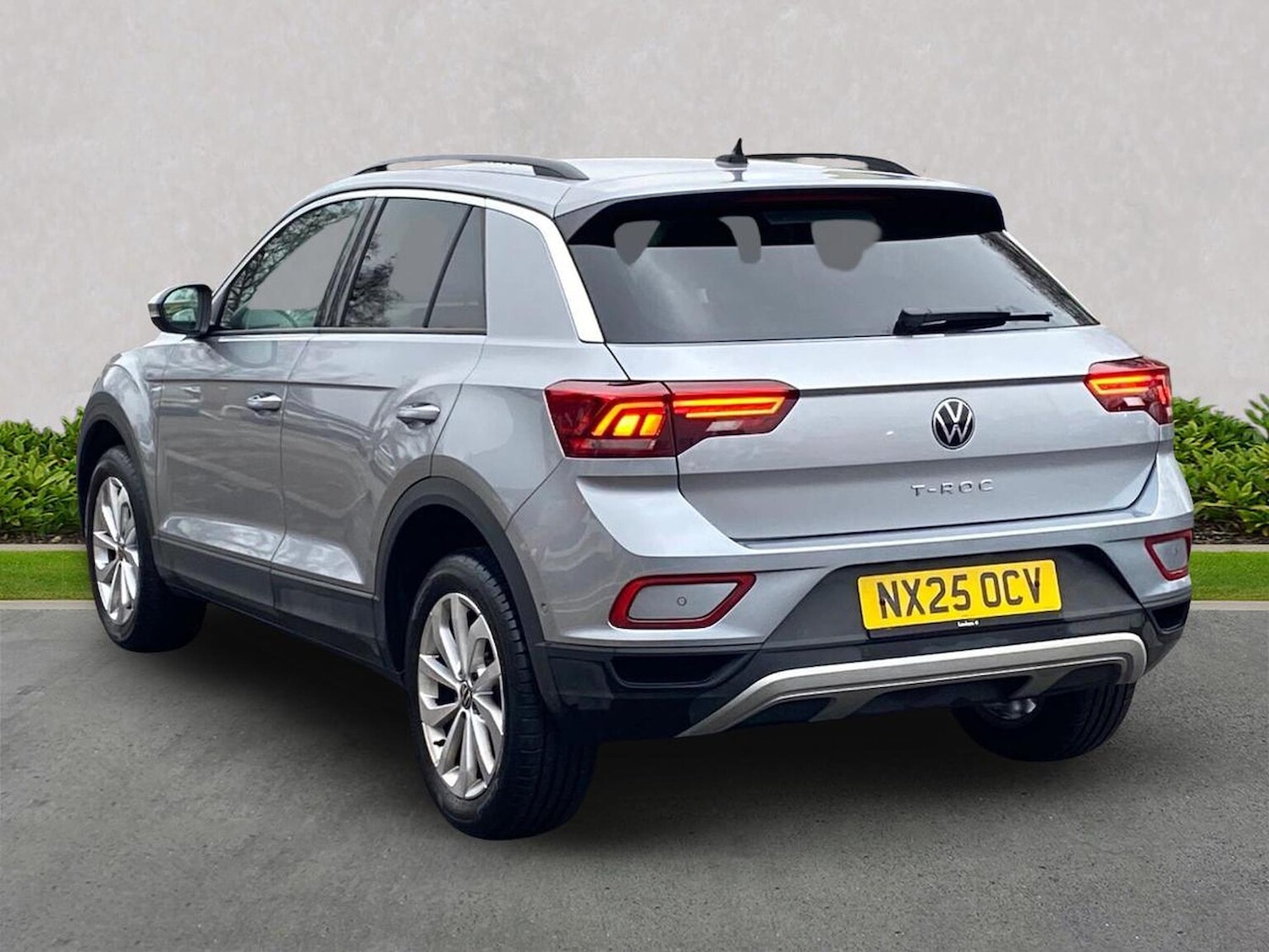 Used Volkswagen T-Roc 2025 for sale - 77916103: Photo 2