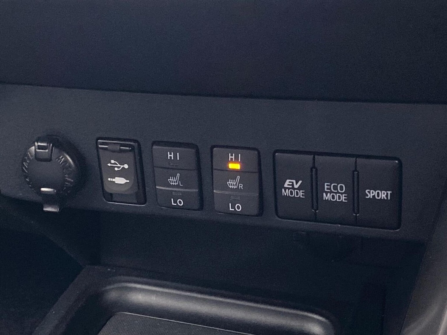 Used Toyota RAV4 2018 for sale - 76741240: Photo 2