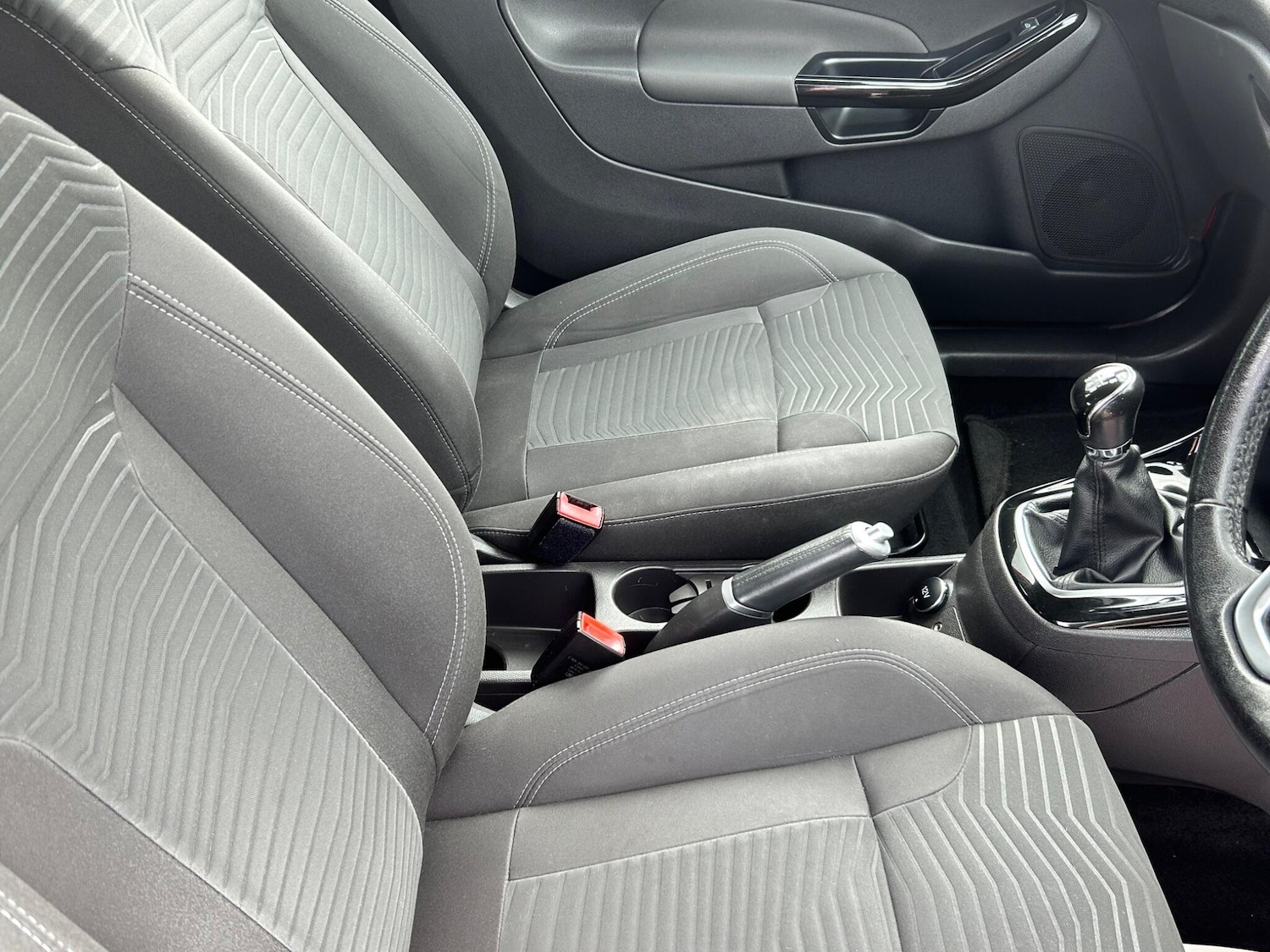 Used Ford Fiesta 2015 for sale - 75949982: Photo 2