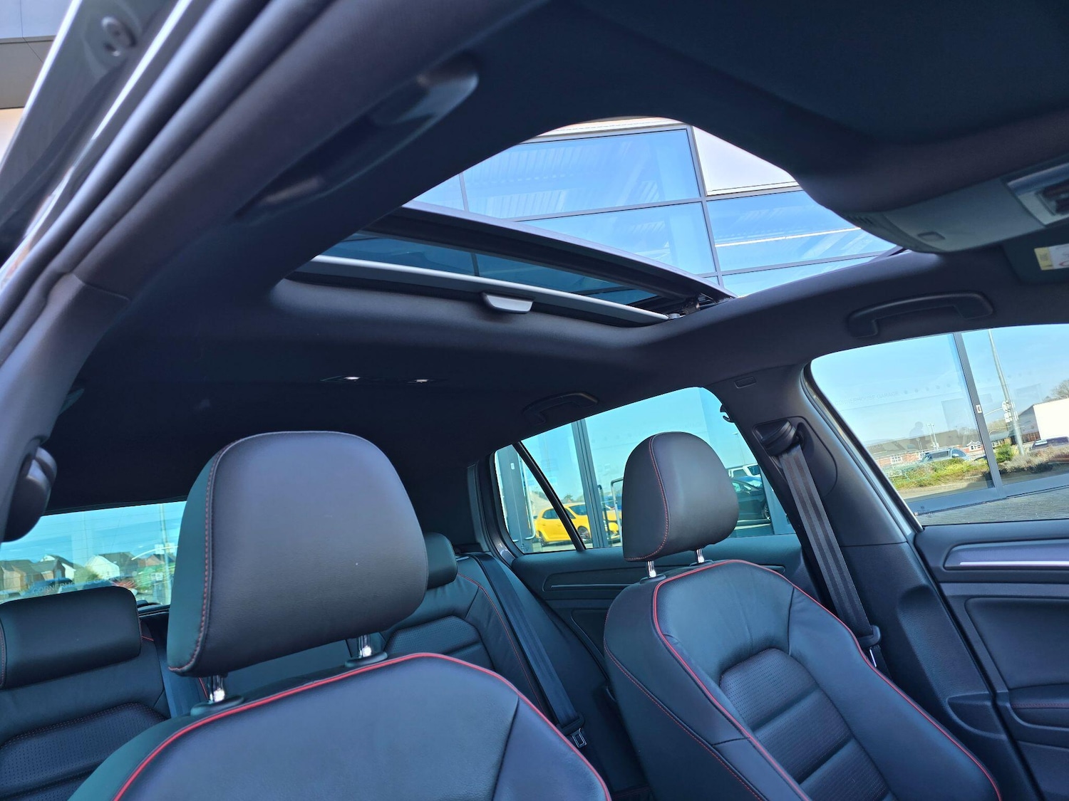 Used Volkswagen Golf 2017 for sale - 77993077: Photo 2