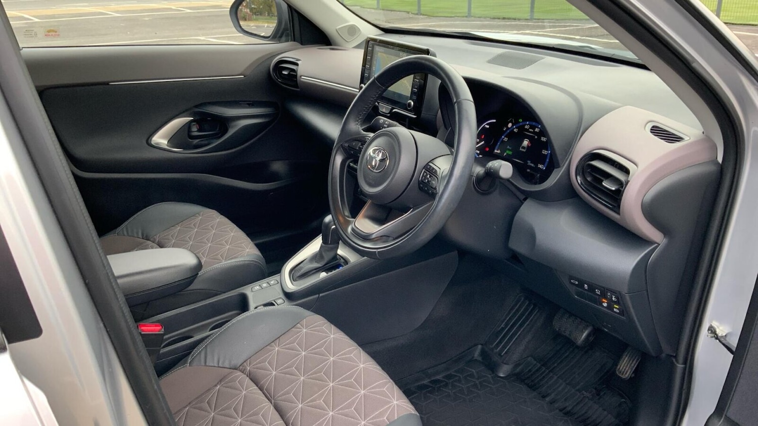 Used Toyota Yaris Cross 2022 for sale - 76674647: Photo 15