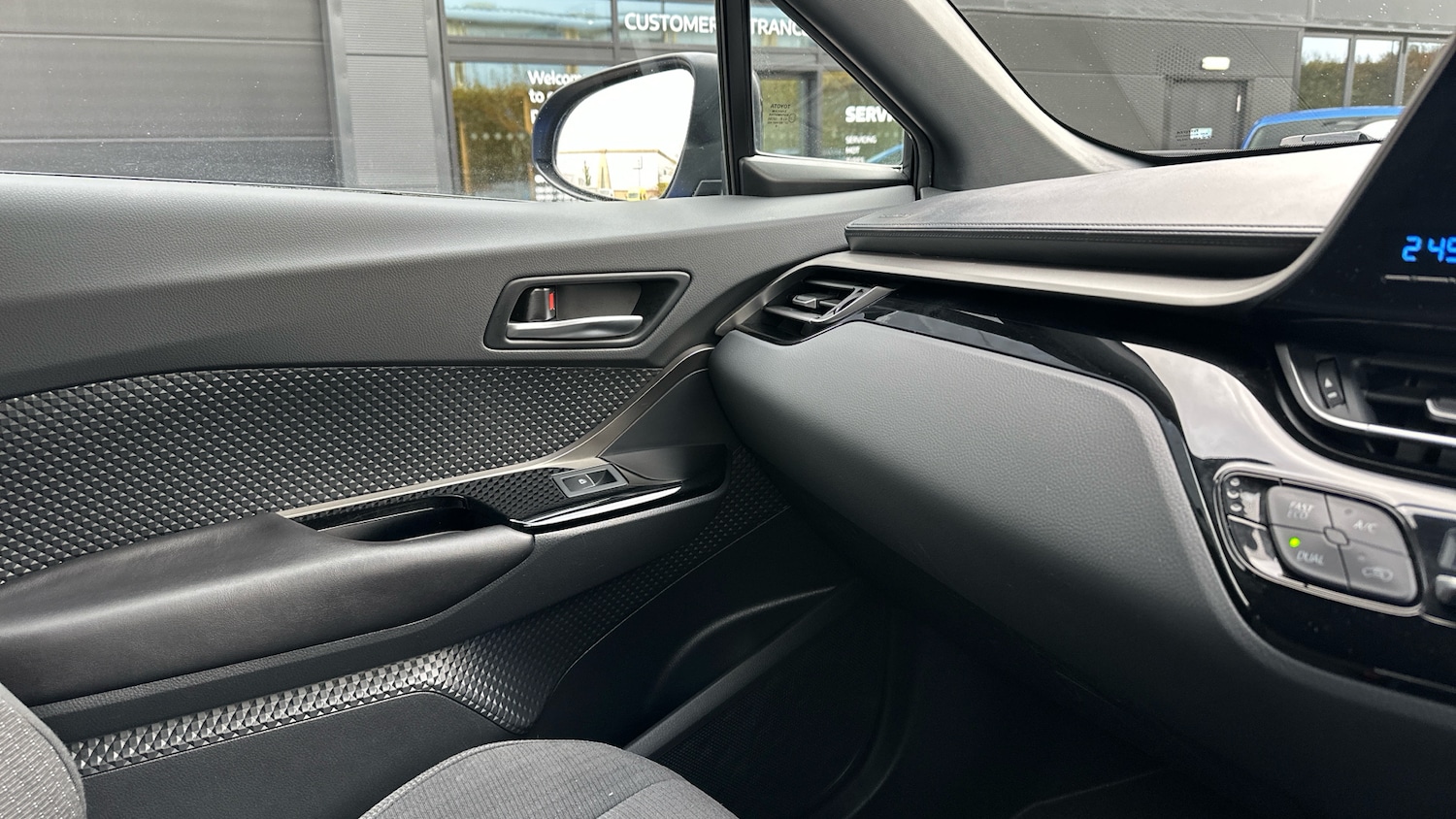 Used Toyota C-HR 2018 for sale - 76315625: Photo 41