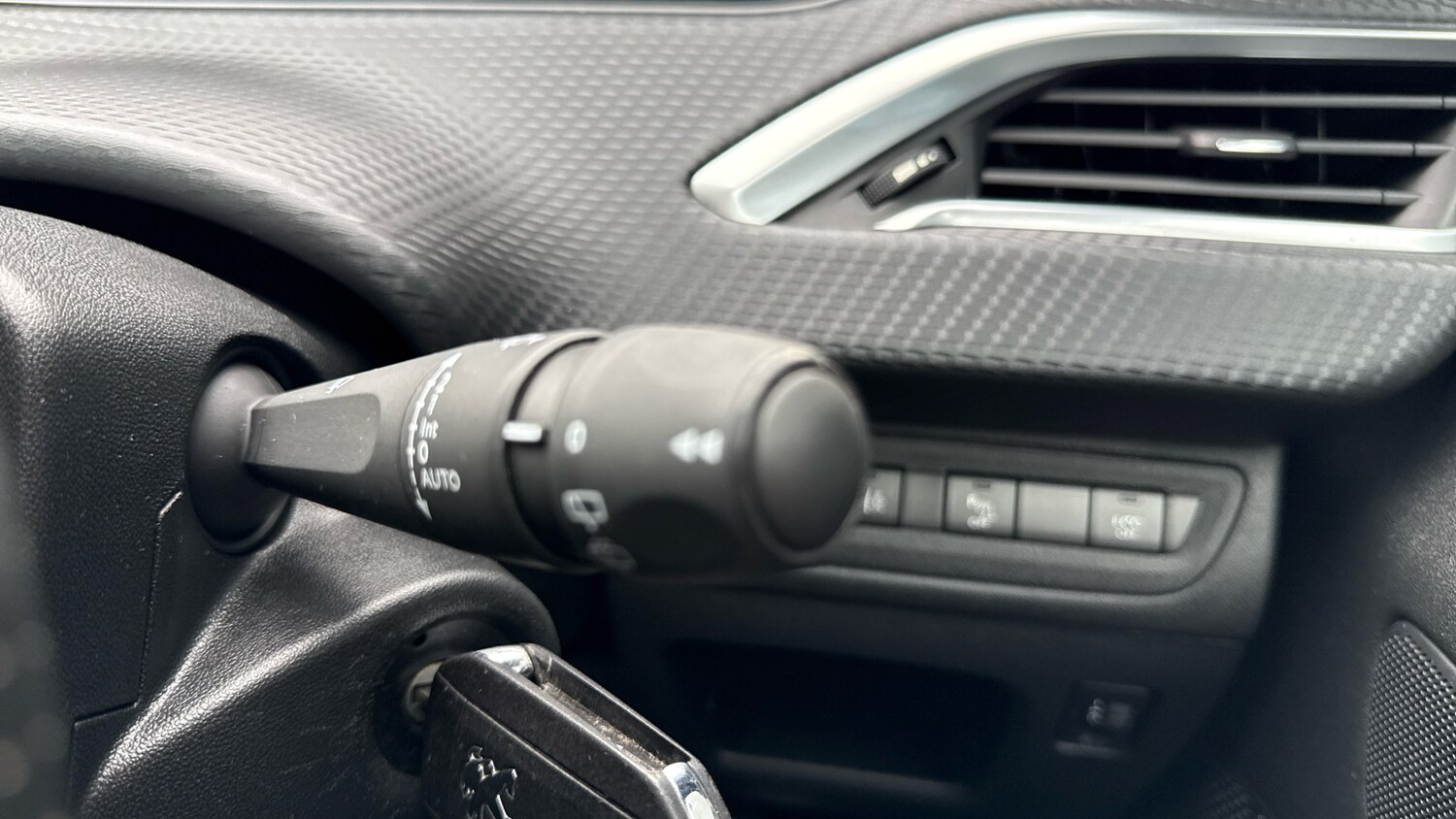 Used Peugeot 2008 2019 for sale - 76139423: Photo 28