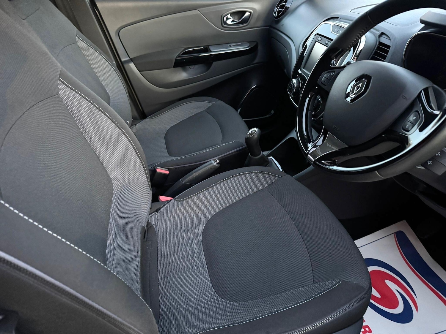 Used Renault Captur 2015 for sale - 76645132: Photo 29