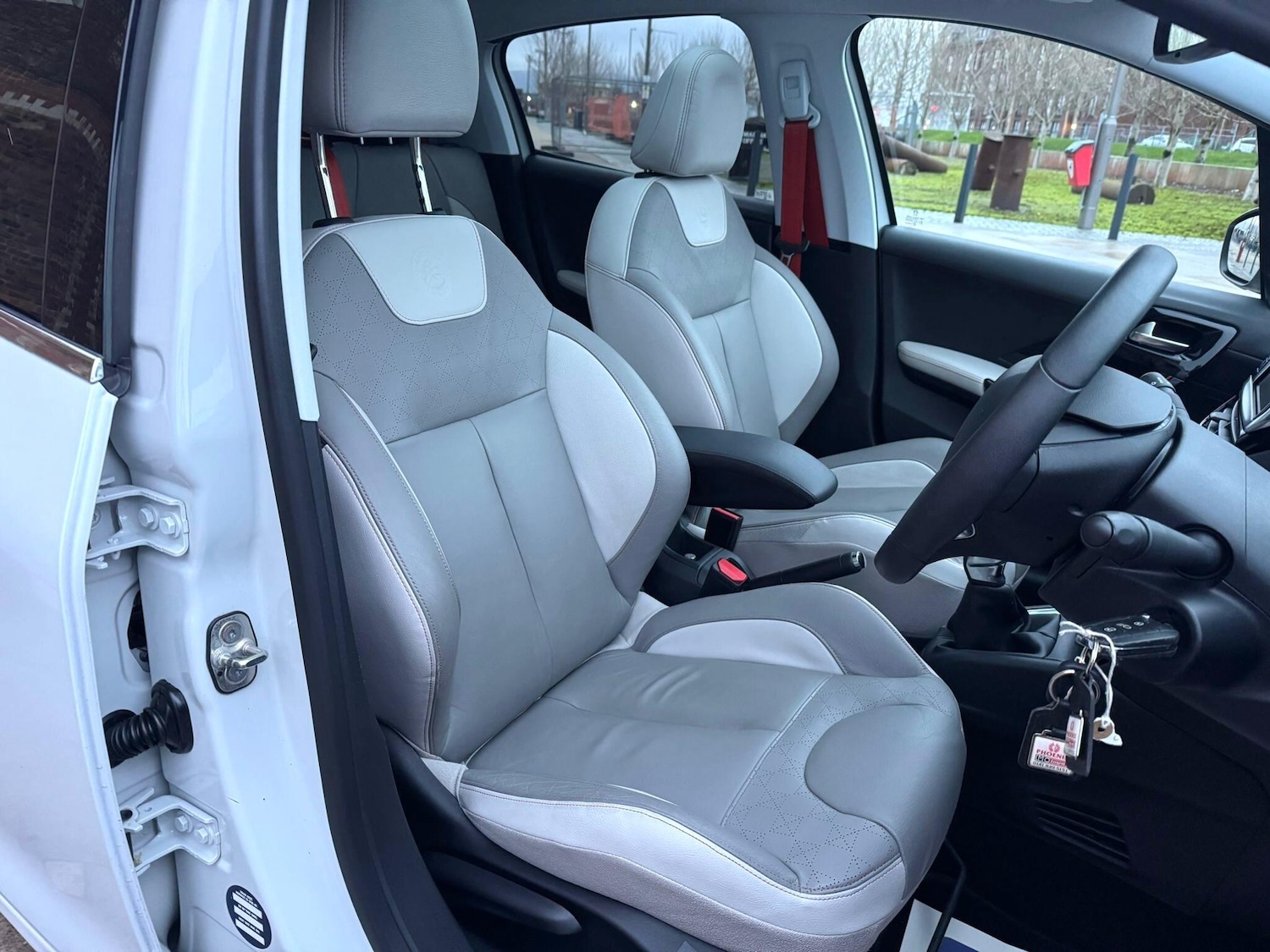 Used Peugeot 208 2014 for sale - 77029488: Photo 25