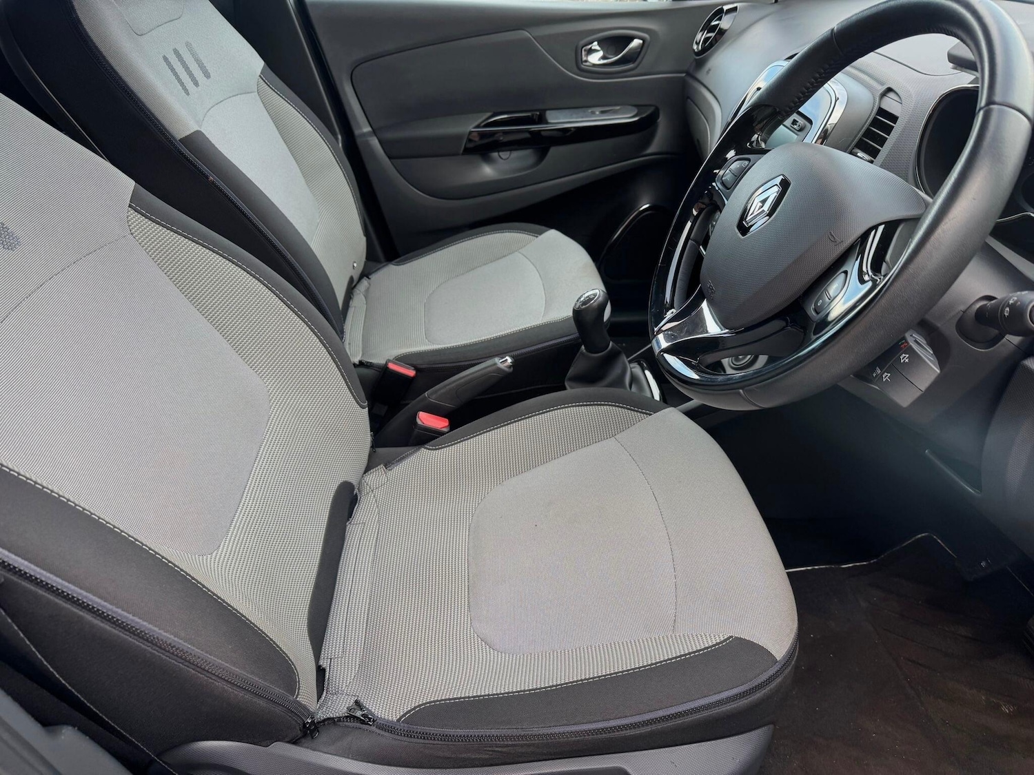 Used Renault Captur for sale - 77883371: Photo 26