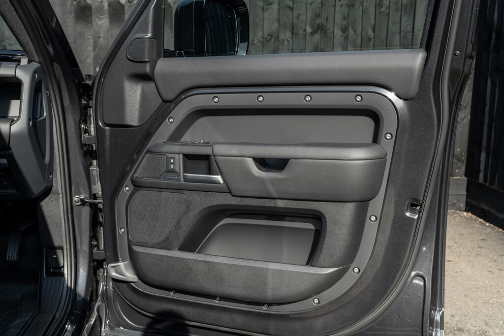 Used Land Rover Defender 110 2025 for sale - 78212150: Photo 32