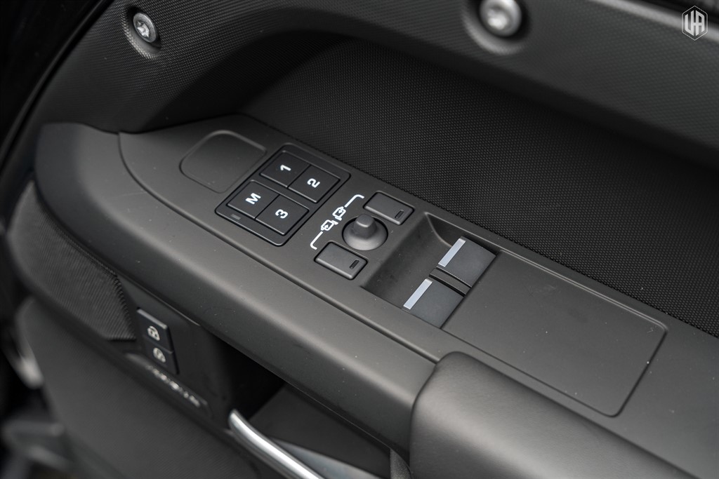 Used Land Rover Defender 110 2026 for sale - 78117031: Photo 32