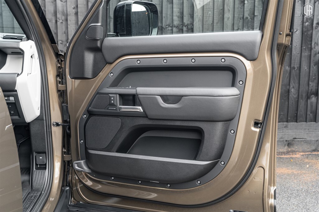 Used Land Rover Defender 110 2026 for sale - 77910106: Photo 32