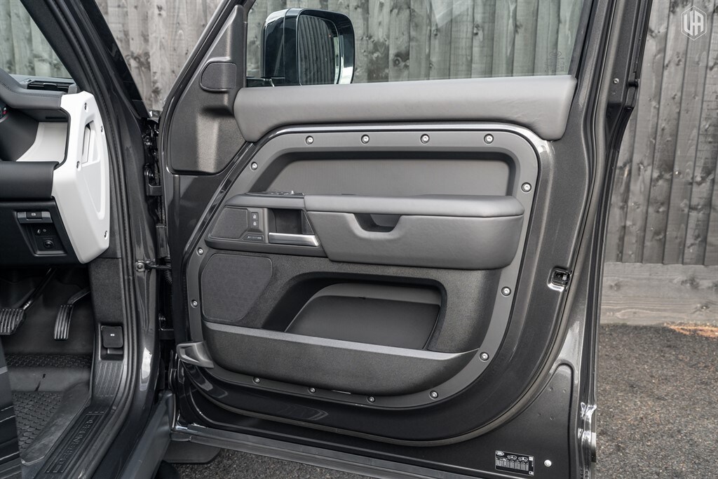 Used Land Rover Defender 110 2026 for sale - 77910115: Photo 32