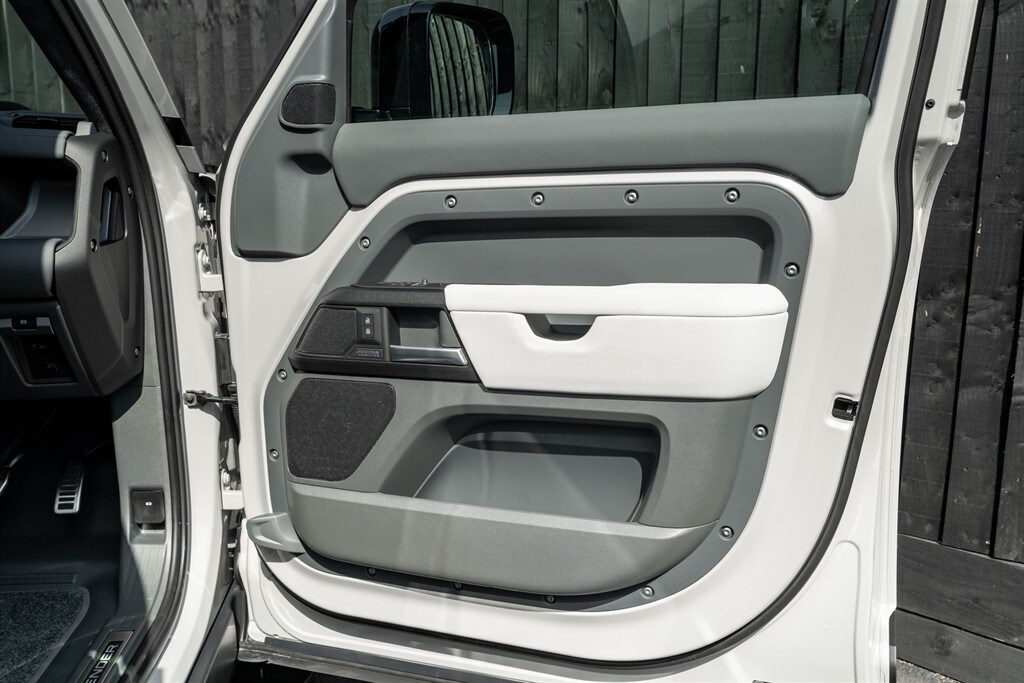 Used Land Rover Defender 110 2026 for sale - 78212168: Photo 31