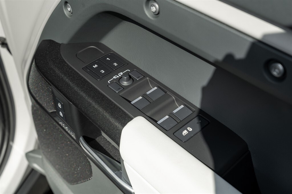 Used Land Rover Defender 110 2026 for sale - 78212168: Photo 32