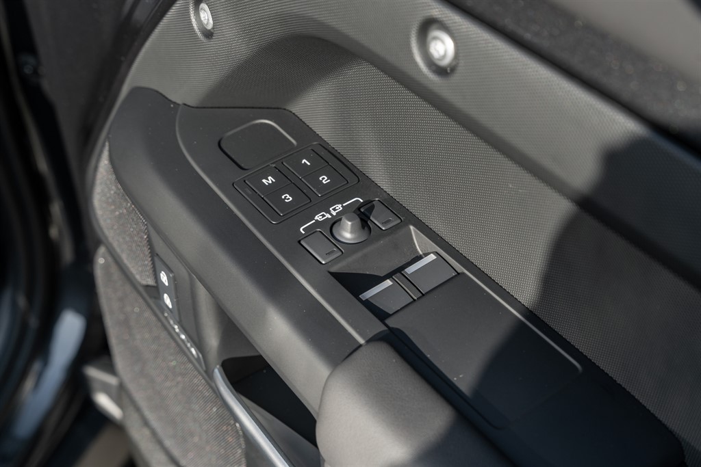 Used Land Rover Defender 110 2026 for sale - 78212167: Photo 30