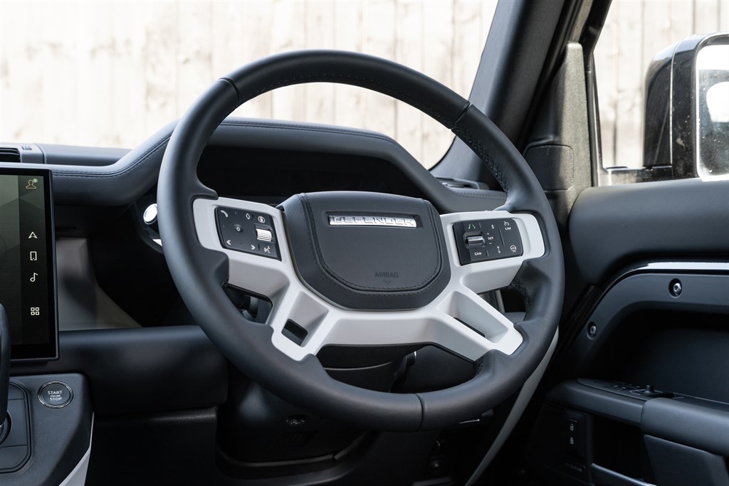 Used Land Rover Defender 110 2026 for sale - 78212167: Photo 42