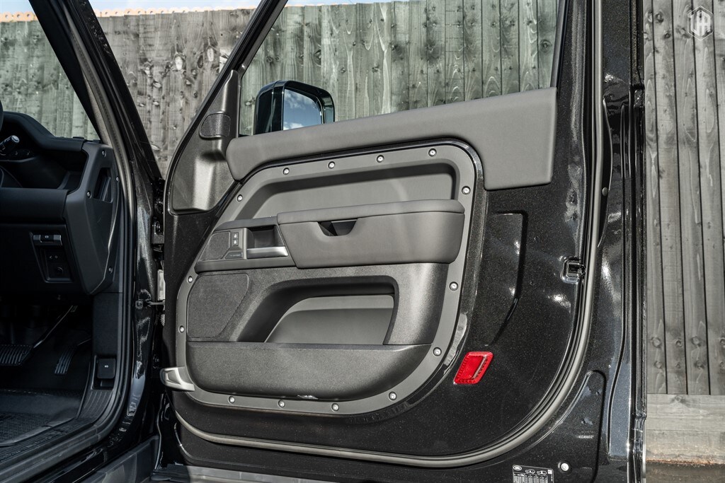 Used Land Rover Defender 90 2026 for sale - 77910076: Photo 32