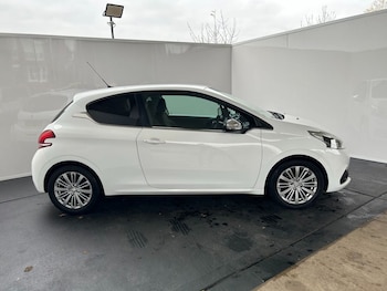 Used Peugeot 208 2016 for sale - 76236022: Photo