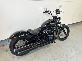 Used Harley-Davidson SOFTAIL STREET BOB 2018 for sale - bike-77742956: Photo