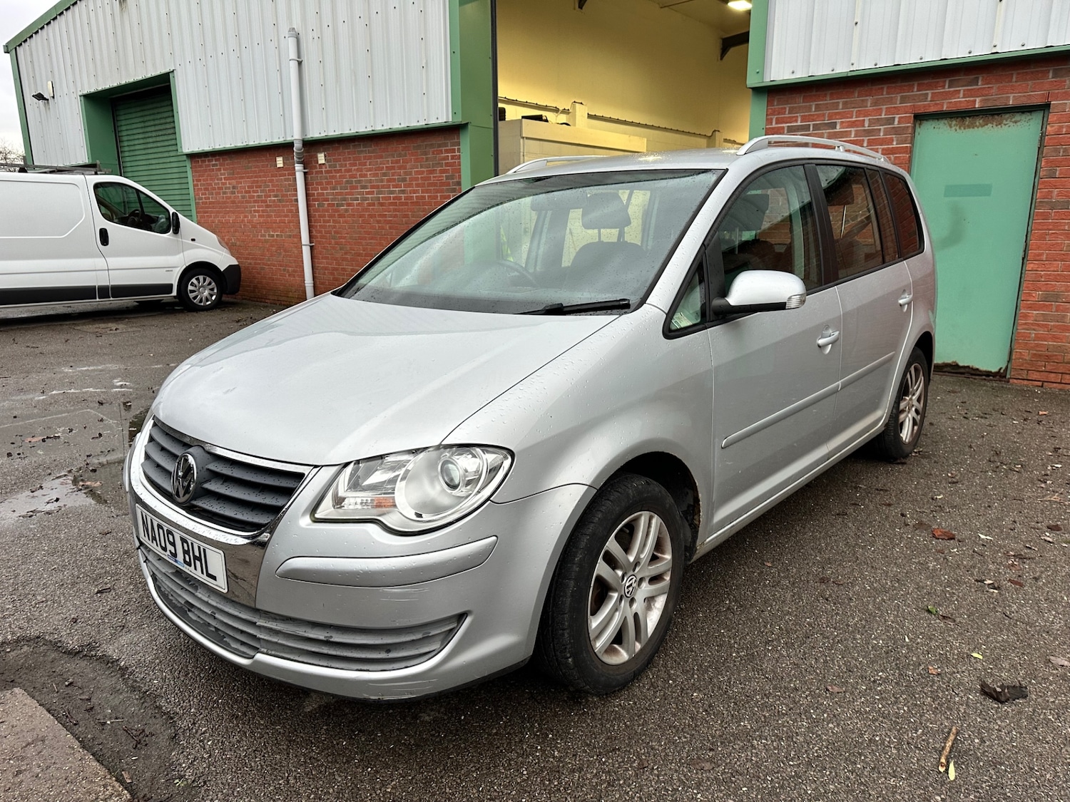 Used Volkswagen Touran 2009 for sale - 77245532: Photo 2