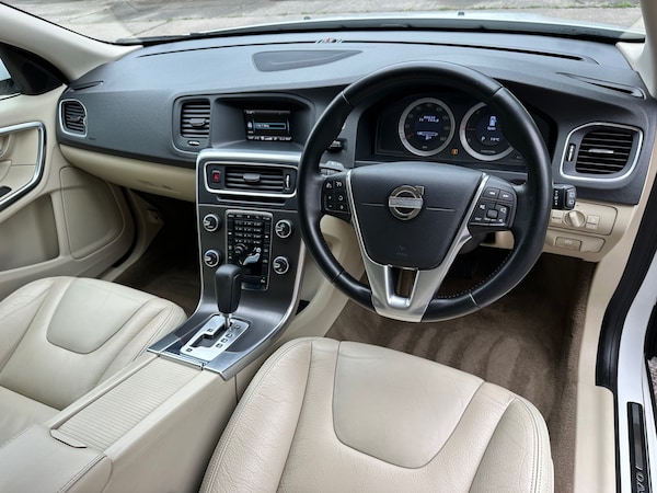 Used Volvo V60 2011 for sale - 75022330: Photo 2