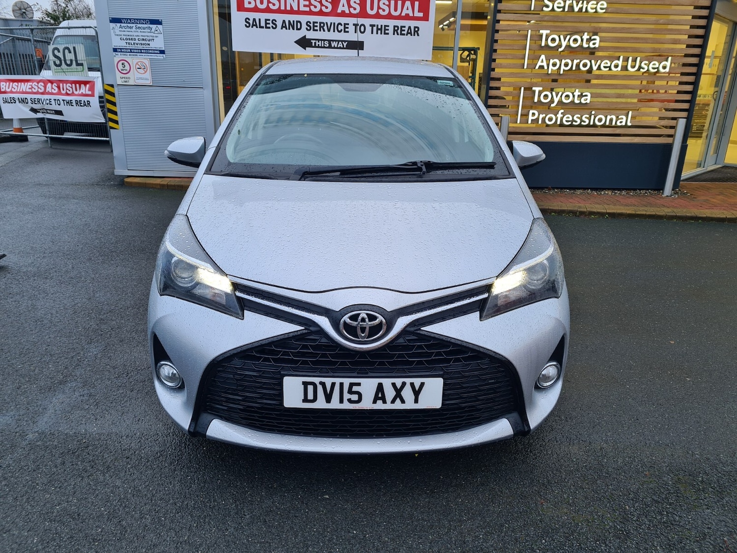 Used Toyota Yaris 2015 for sale - 77476499: Photo 2