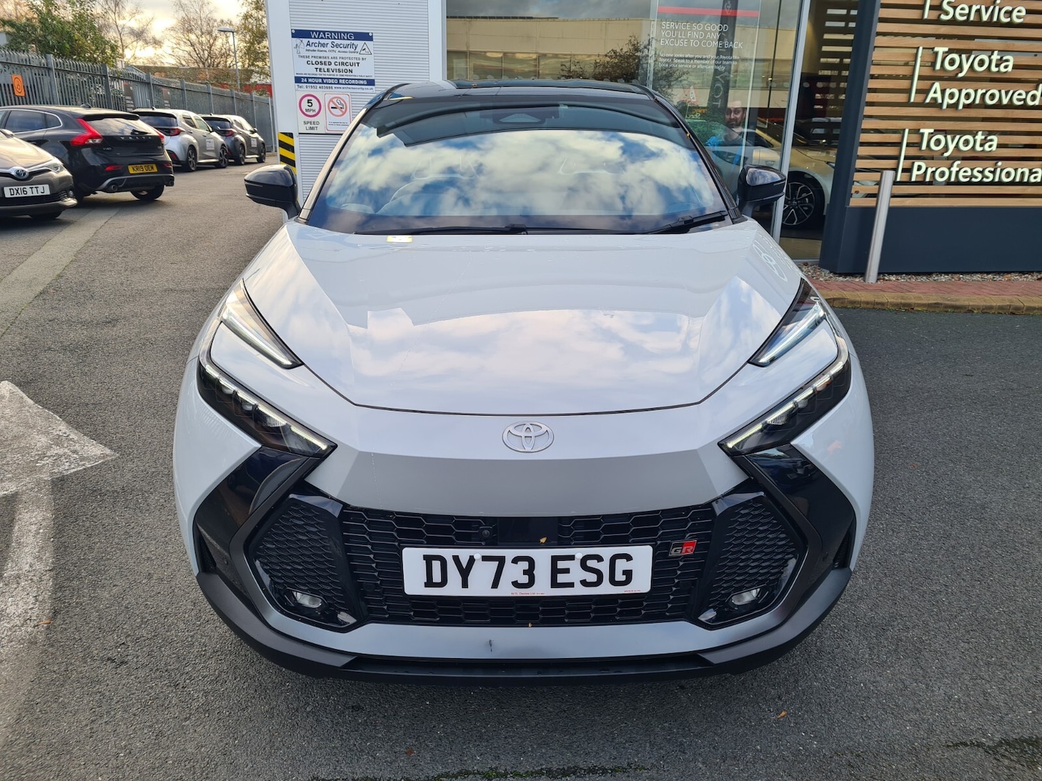 Used Toyota C-HR 2023 for sale - 76589869: Photo 2